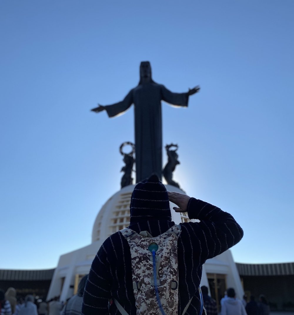 Grupos conservadores promueven la etiqueta ProLife Army, un creyente ante el Cristo del Cubilete en Silao, Guanajuato. Crédito: @carlRamirezA