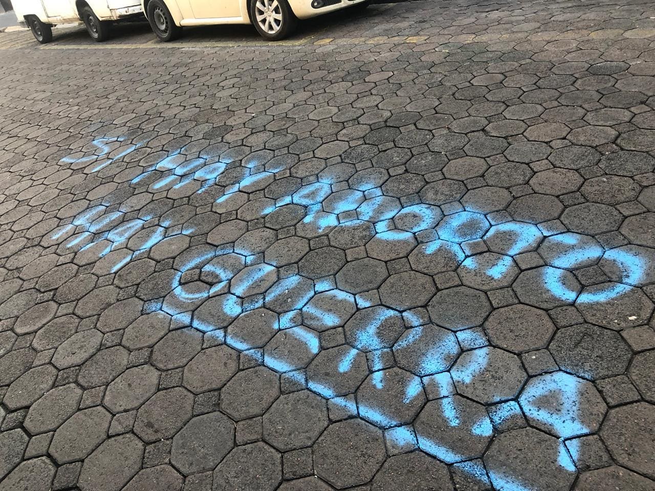 En noviembre un grupo de activistas conservadores hizo pintas frente al Congreso de Puebla para mostrar su rechazo a la iniciativa de despenalización de la interrupción del embarazo, presentada por el partido Morena. Crédito: Revista Almanaque
