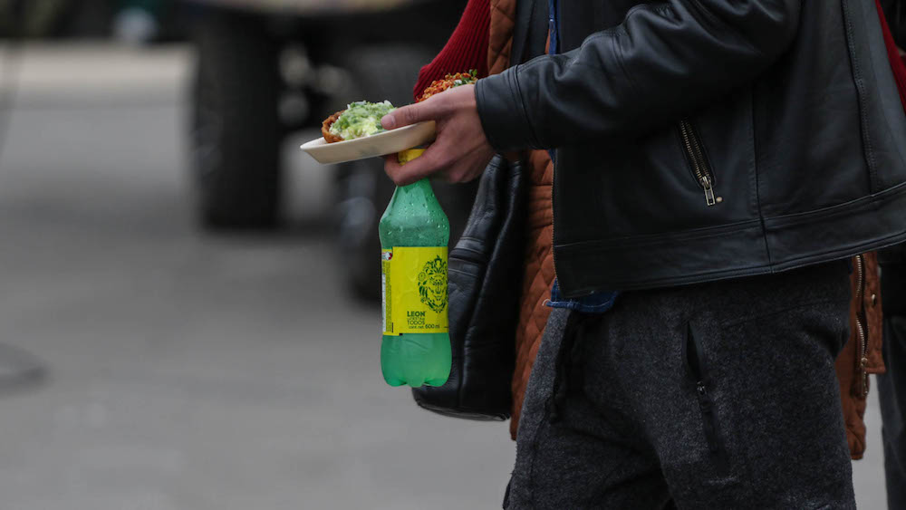 Los mexicanos consumen en promedio al año 214 kilos de alimentos y bebidas chatarra. Imagen de Juan José Plasencia