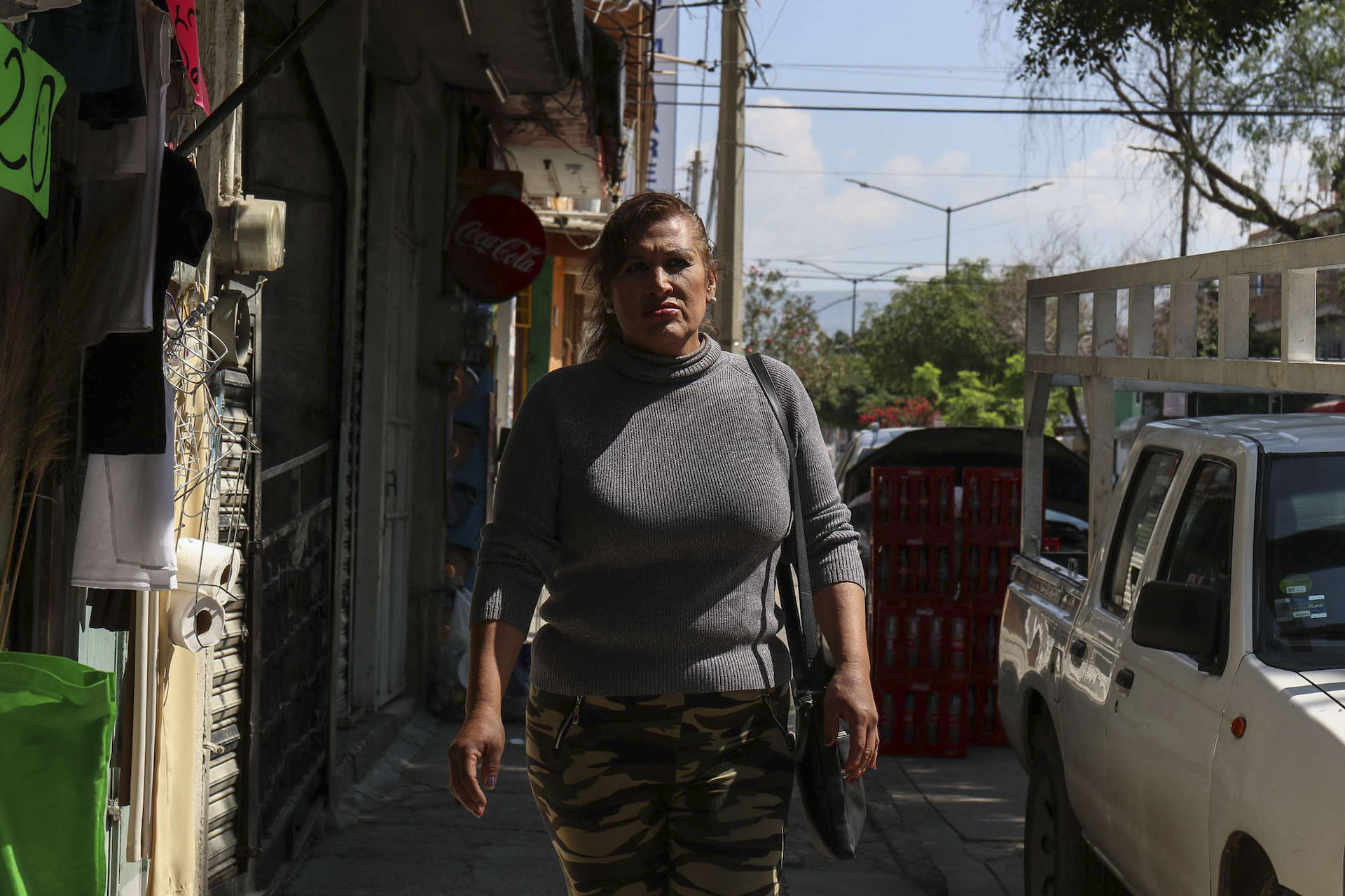 Sin salida. Claudia dejó el trabajo sexual hace 17 años y se convirtió en estilista. La pandemia alejó a las clientas del salón de belleza donde trabaja, por lo que reconsidera volver a su antiguo oficio. Foto: Juan José L. Plascencia.