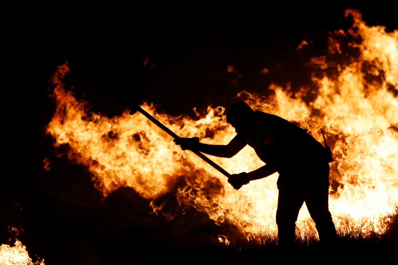 El 6 de abril de 2020 explotó un vehículo abandonado y con reporte de robo en la ciudad de Celaya. En la imagen un bombero intenta apagar el fuego en la zona. Foto cortesía de agoragto.com