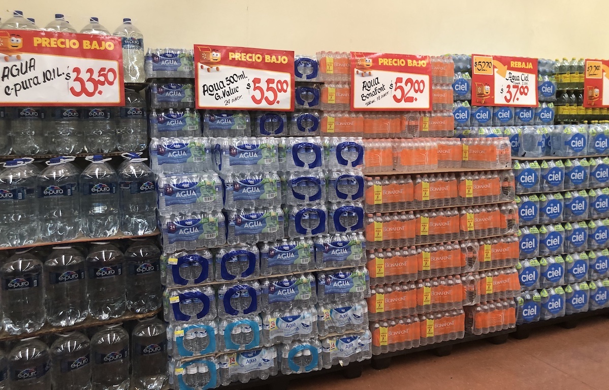 Agua embotellada de todos tamaños y precios se encuentran en las tiendas mexicanas. Foto: Emilio Jiménez