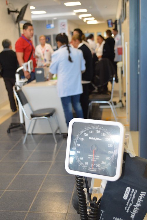 Profesionales de la salud han denunciado la falta de suministros adecuados para atender a los enfermos de COVID-19.