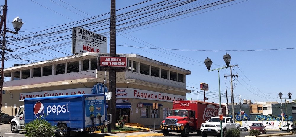 Los refrescos y otros alimentos chatarra se venden incluso en farmacias