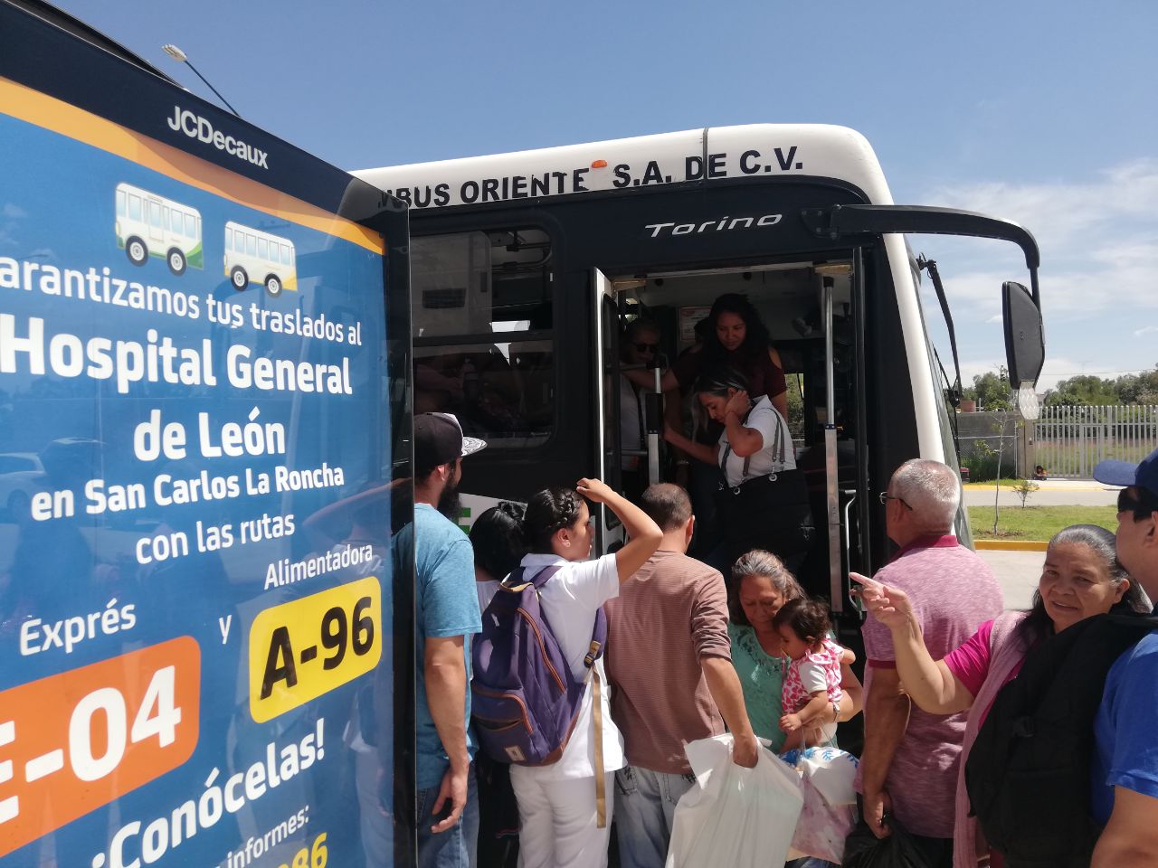 Decenas de personas intentan subir al autobús que los lleve a la terminal Delta o al centro de la ciudad, pocos conseguirán un asiento. Foto: Martha Silva.