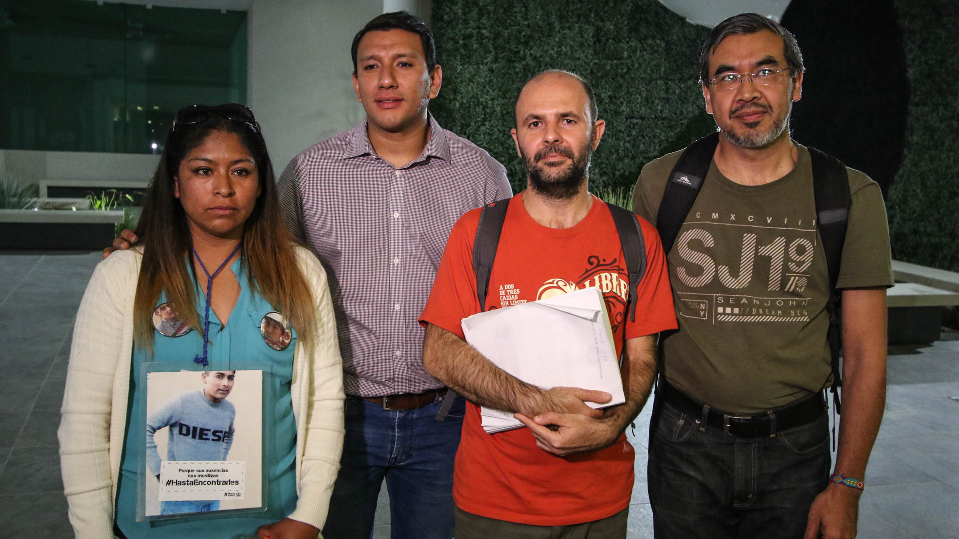 Evelina Guzmán, familiar de un migrante desaparecido, y los asesores José Gutiérrez, Fabrizio Lorusso y Raymundo Sandoval.