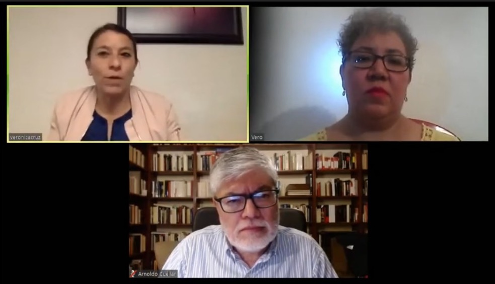 El periodista Arnoldo Cuéllar charla con dos especialistas, Verónica Cruz y Verónica Espinosa