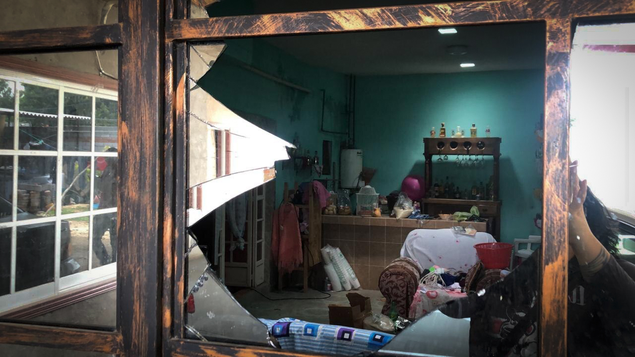Vidrios rotos y desorden tras los cateos en San Isidro de Elguera. Foto: cortesía de Informativo Ágora.