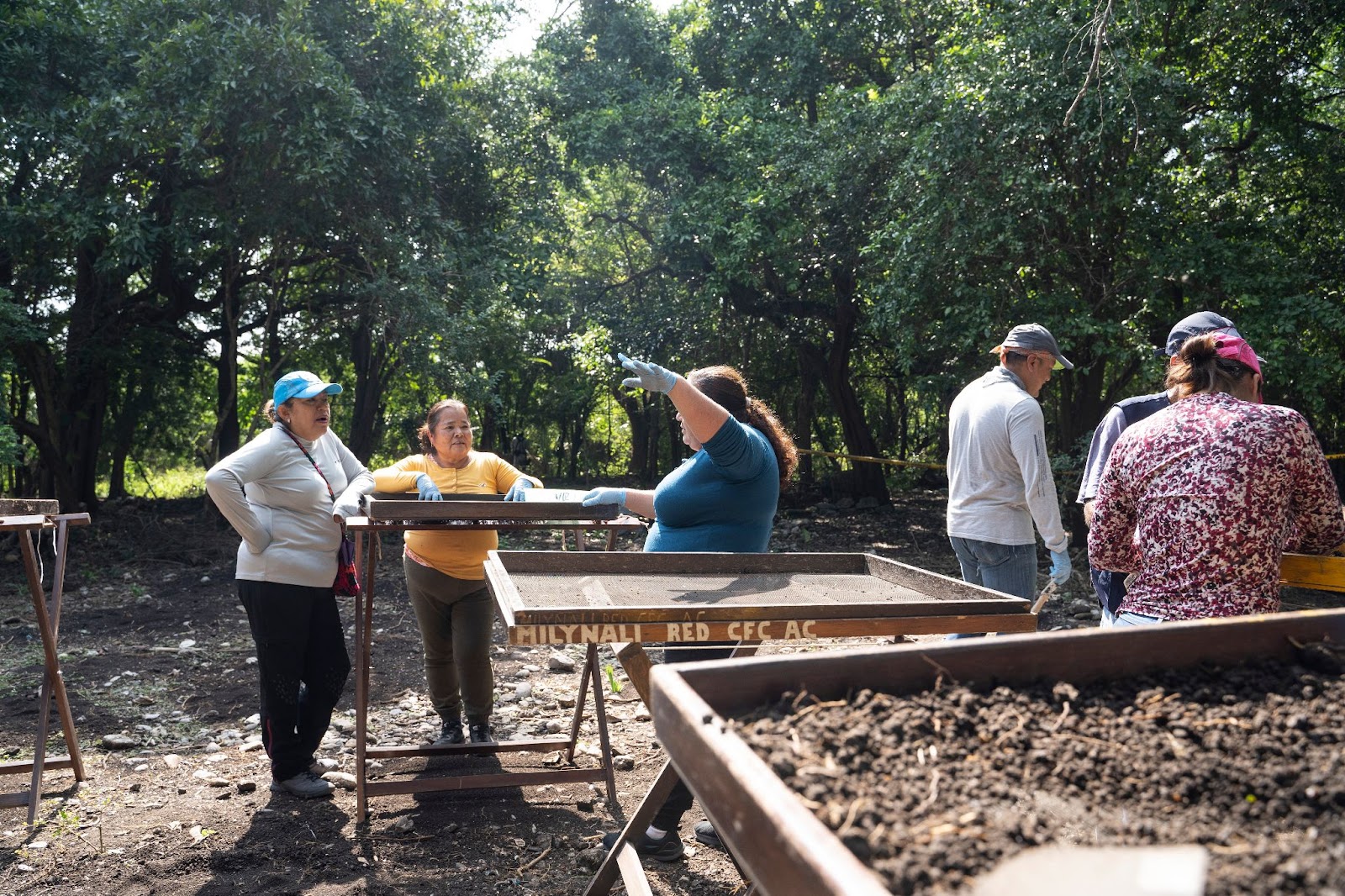 Plática entre Edith Pérez, Teodora Rodríguez y Danae Uribe, mamá y hermana de Gerardo Uribe, quien desapareció con Daniel Mendiola, durante una búsqueda en un rancho localizado en la periferia de Ciudad Mante, Tamaulipas. Las tres mujeres buscadoras forman parte de Voz y Dignidad por los Nuestros, y colaboraron con el colectivo Milynali Red CFC en la exploración de dicho campo. Fotos: Mauricio Palos