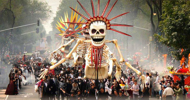 Festival de Día de Muertos en la Ciudad de México. ¿Una adición saludable a la celebración o un paso más en su mercantilización y pérdida de significado? Foto de Mexiconewsnetwork.